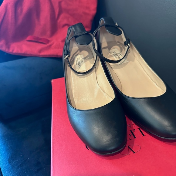 Valentino Garavani Ankle-Strap Pumps - Picture 5 of 7